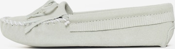 Minnetonka - Mocassins 'Kilty Softsole' em branco: frente