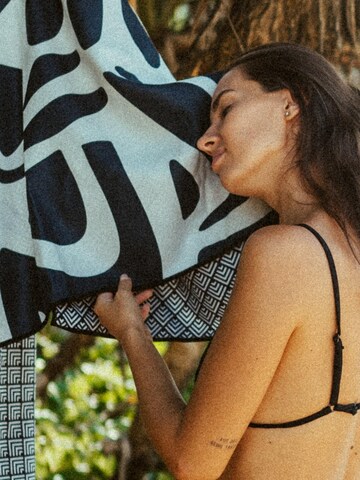 woodsandwaves Strandlaken 'Midnight Florals' in Zwart