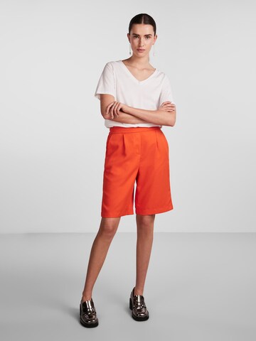 Loosefit Pantaloni con pieghe 'Tally' di PIECES in arancione