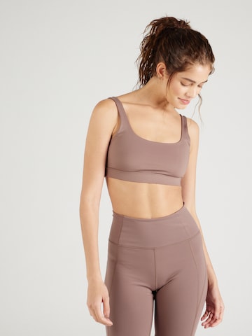 Girlfriend Collective Bustier Sports-BH 'ANDY' i brun: forside