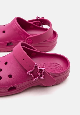Crocs - Sandalias 'Classic' en rosa