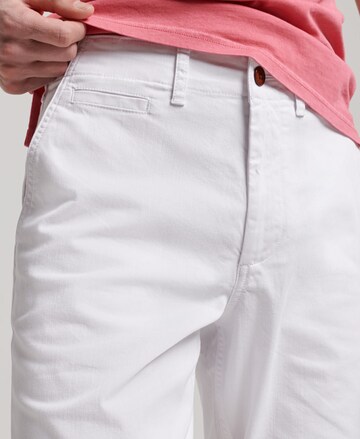 Coupe slim Pantalon chino Superdry en blanc