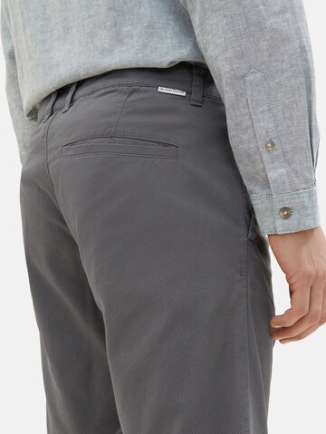 Regular Pantalon chino TOM TAILOR en gris