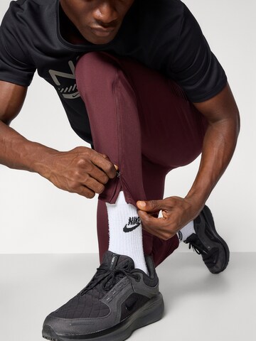 raudona NIKE Siaurėjantis Sportinės kelnės 'CHALLENGR'