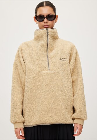 Pull-over 'Mount Pile' rethinkit studios en beige