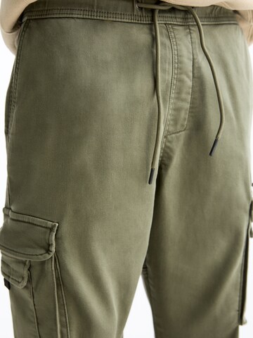 Pull&Bear Tapered Cargo trousers in Green