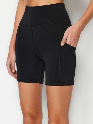 Trendyol Skinny Shorts in Schwarz