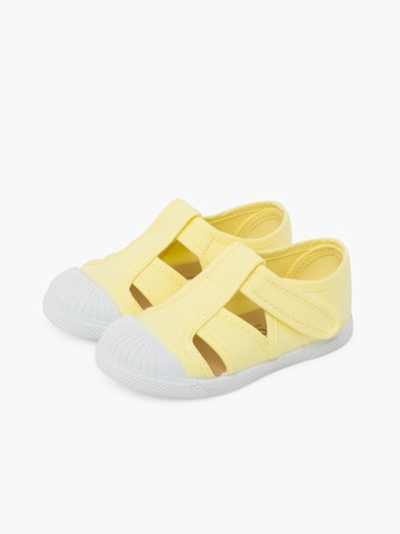 Calzatura aperta di Pisamonas in giallo