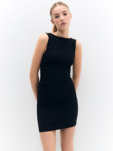 Rochie de la Pull&Bear pe negru: față