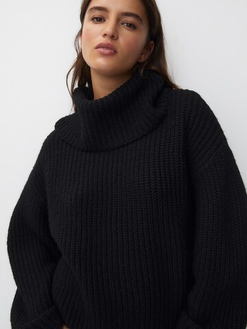 Pulover de la Pull&Bear pe negru