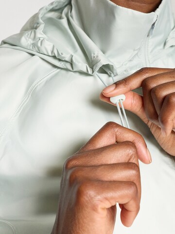 NIKE Sportdzseki 'TEMPO' - ezüst