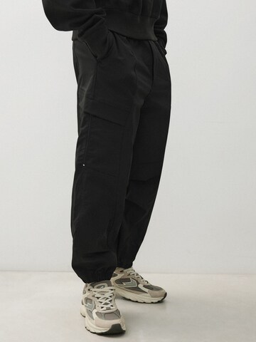 Bershka Дънки Tapered Leg Карго панталон в черно