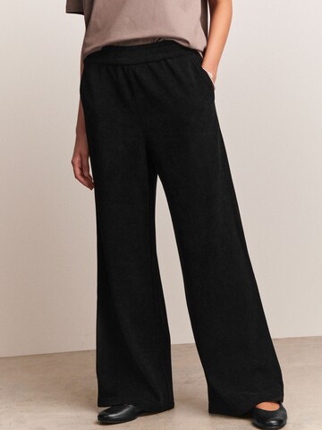 Wide leg Pantaloni de la Next pe negru: față