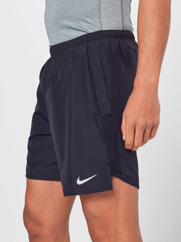 NIKE Regular Sportshorts 'Challenger' in Schwarz