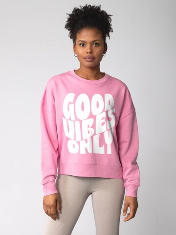 Watapparel Sweatshirt 'Good vibes only ' in Roze: voorkant