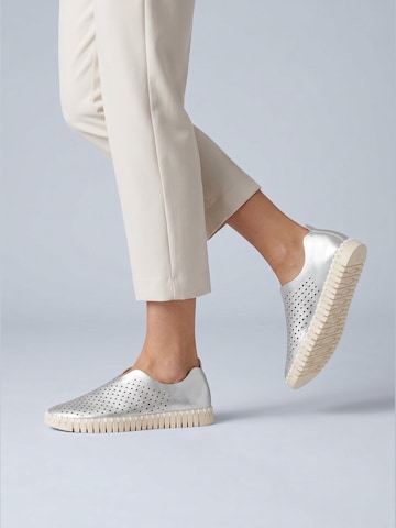 ILSE JACOBSEN Classic Flats in Silver: front