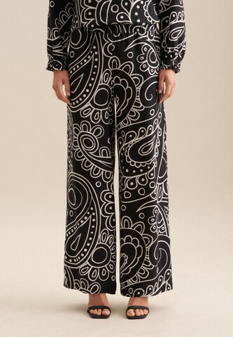 SEIDENSTICKER Regular Broek 'The Statement Prints' in Zwart: voorkant