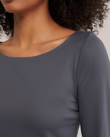 Tricou de la WE Fashion pe gri