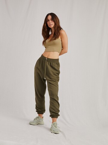 Effilé Pantalon 'Ida' A LOT LESS en vert : devant