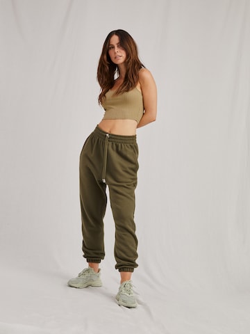 A LOT LESS Tapered Pants 'Ida' in Green: front