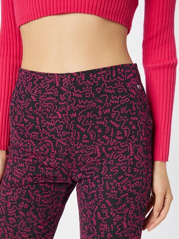 Flared Pantaloni di Tommy Jeans in rosa