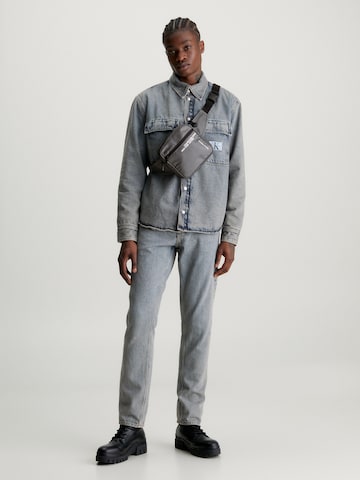 Calvin Klein Jeans Gürteltasche in Grau