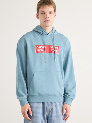 Calvin Klein Jeans Суичър в синьо: отпред