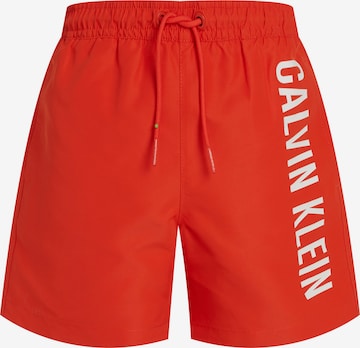 Calvin Klein Swimwear - Bermudas 'Intense Power' en rojo: frente
