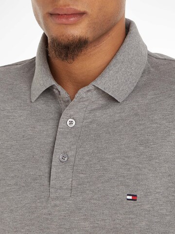 TOMMY HILFIGER Bluser & t-shirts i grå