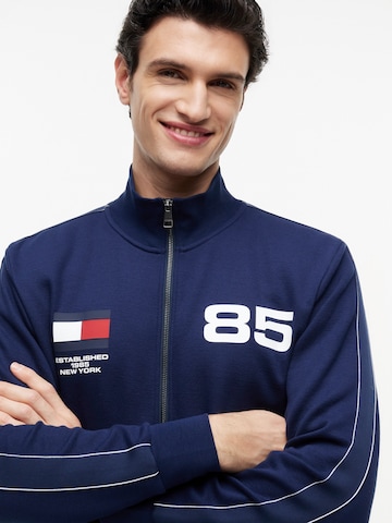 TOMMY HILFIGER Collegetakki 'COUNTRIES' värissä sininen