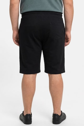 Men Plus Regular Shorts in Schwarz