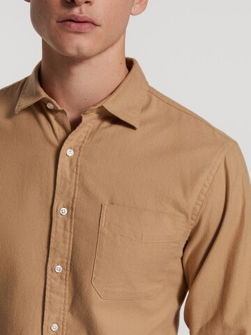 Coupe regular Chemise 'Tyler' Shiwi en beige