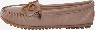 Minnetonka Mocassins 'Deerskin Kilty' in Bruin: voorkant