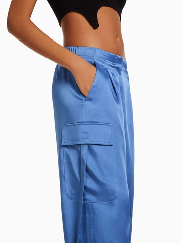 Bershka Tapered Cargobroek in Blauw