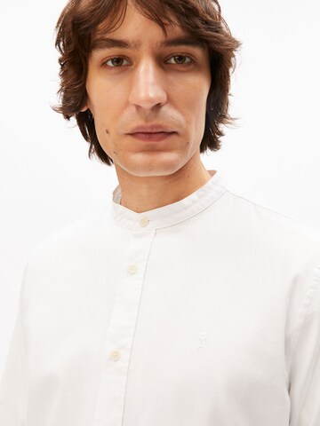 balta ARMEDANGELS Standartinis modelis Marškiniai 'Tomaasas'