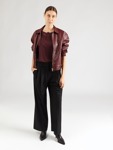 ONLY T-shirt 'ONLWINNIE' i röd