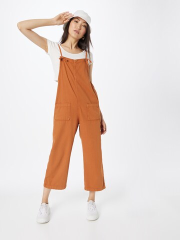 Monki Loosefit Latzjeans in Braun