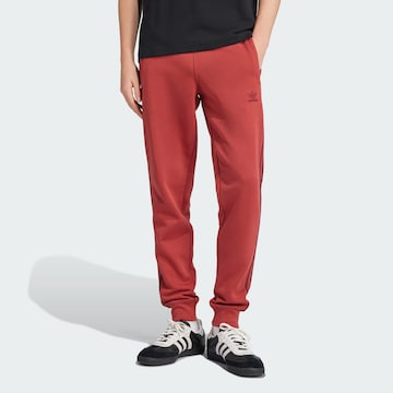 ADIDAS ORIGINALS - Tapered Pantalón 'Adicolor' en rojo