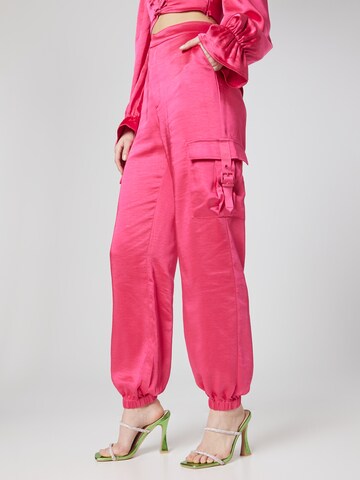 Hoermanseder x About You Tapered Cargobroek in Roze: voorkant