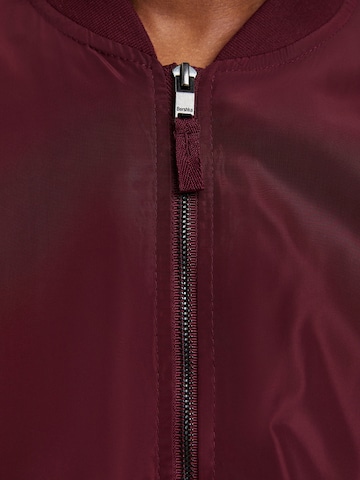 Veste mi-saison Bershka en rouge