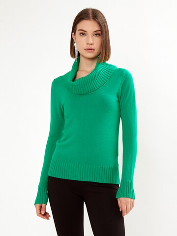 Pullover di Influencer in verde: frontale