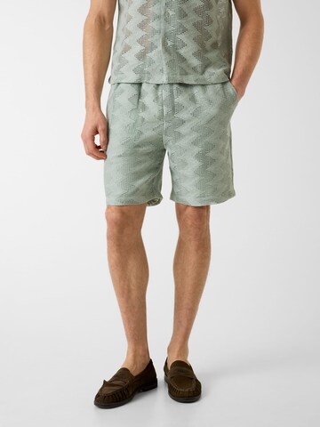 GUESS Regular Pants in Green: front