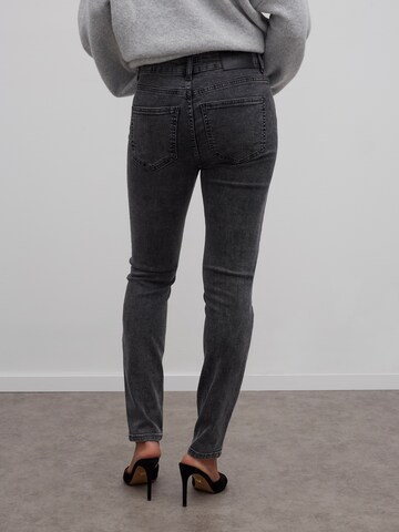 Slimfit Jeans di RÆRE by Lorena Rae in grigio