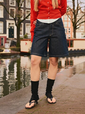 BershkaBaggy Traperice - plava boja: prednji dio