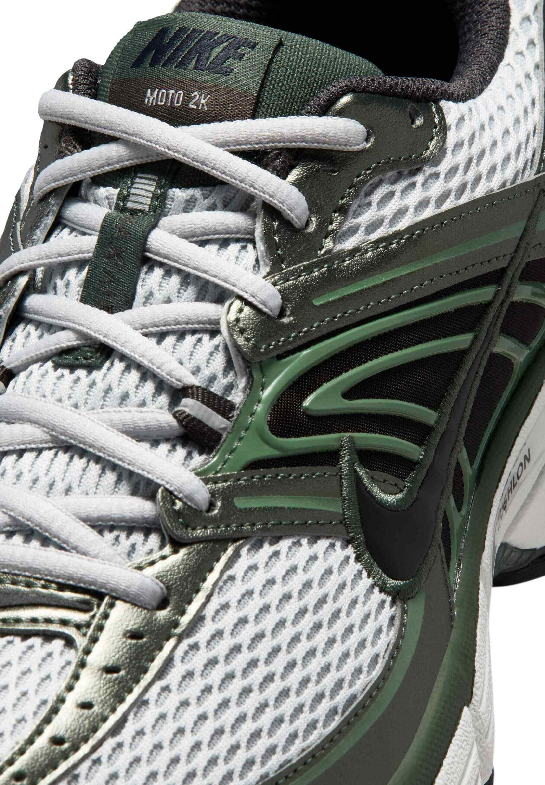 Nike Sportswear Sneakersy niskie 'AIR MAX MOTO 2K' w kolorze szary