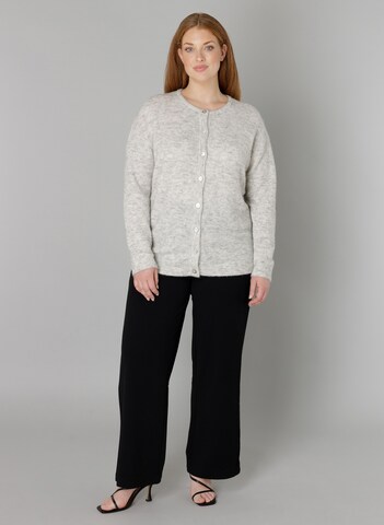 BASE LEVEL CURVY Strickjacke in Grau