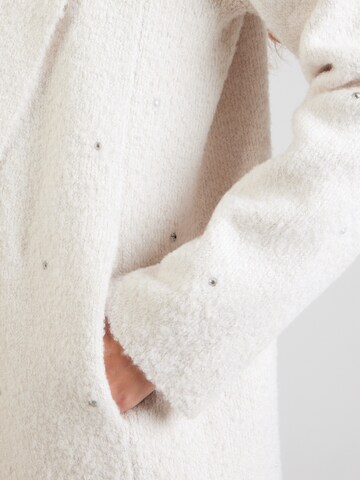 Manteau en tricot monari en blanc