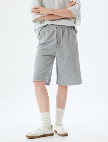 Koton Loosefit Shorts in Grau: Vorderseite