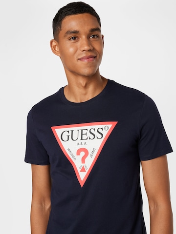 GUESS قميص بلون أزرق