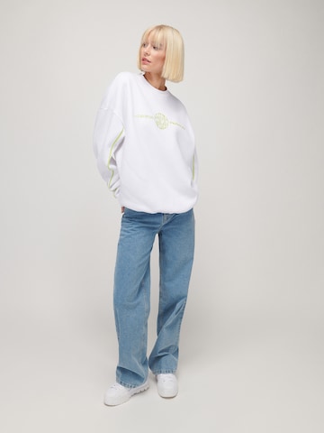 UNFOLLOWED x ABOUT YOUSweater majica 'RAVE' - bijela boja: prednji dio